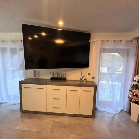 4 Denis 3 * אוברווסל