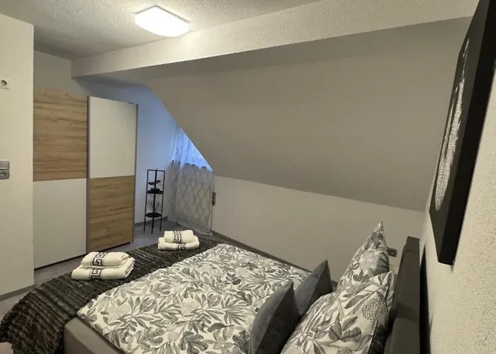 4 Denis 3 * אוברווסל